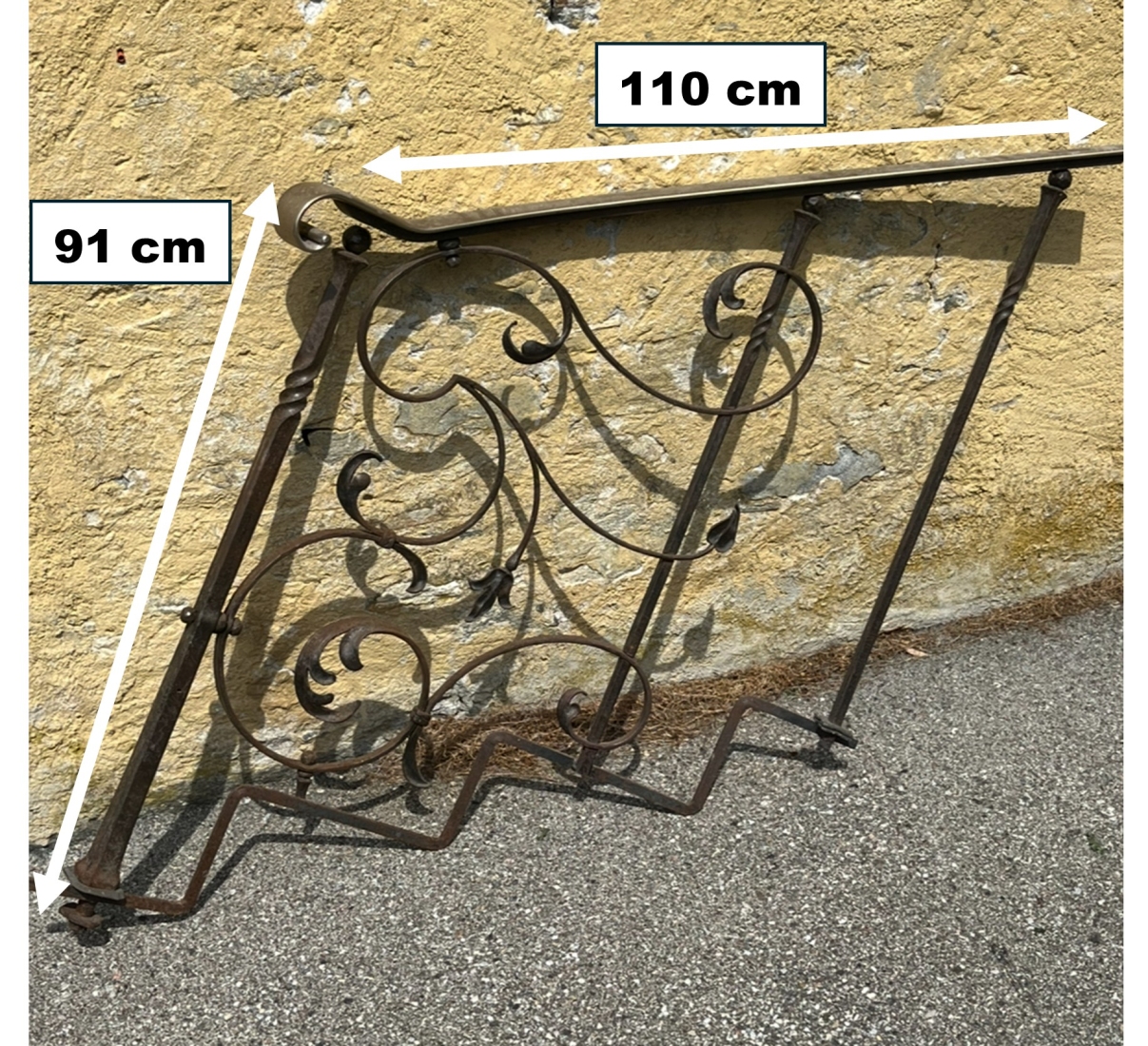 Corrimano metallico con motivo ornamentale