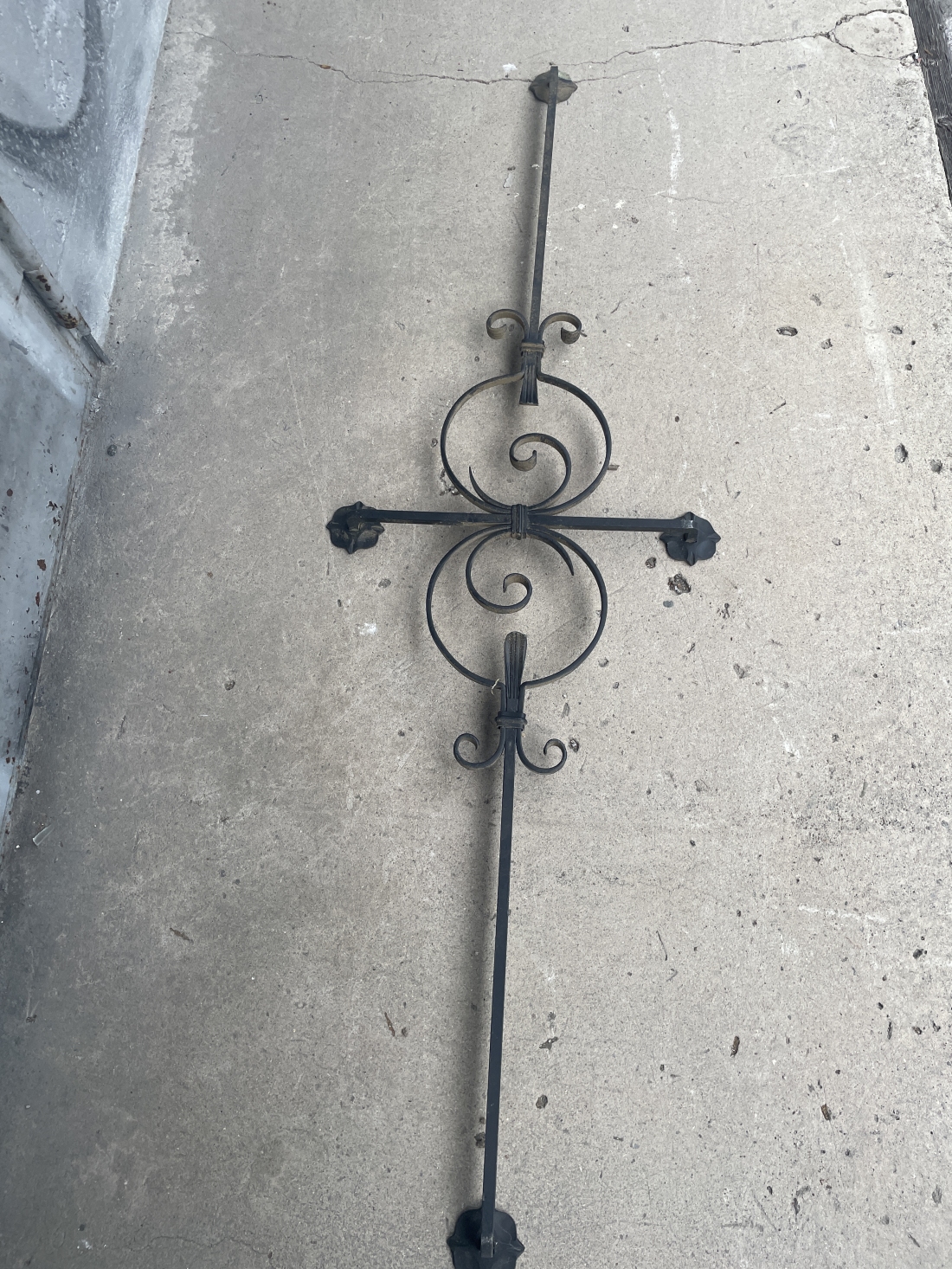 Elemento di decoro in metallo