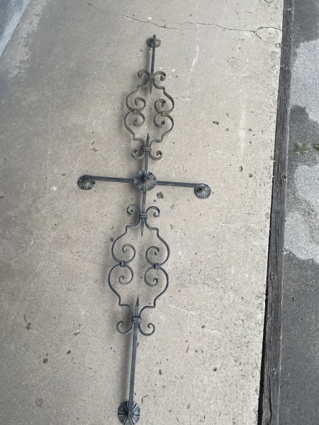 Elemento di decoro in metallo