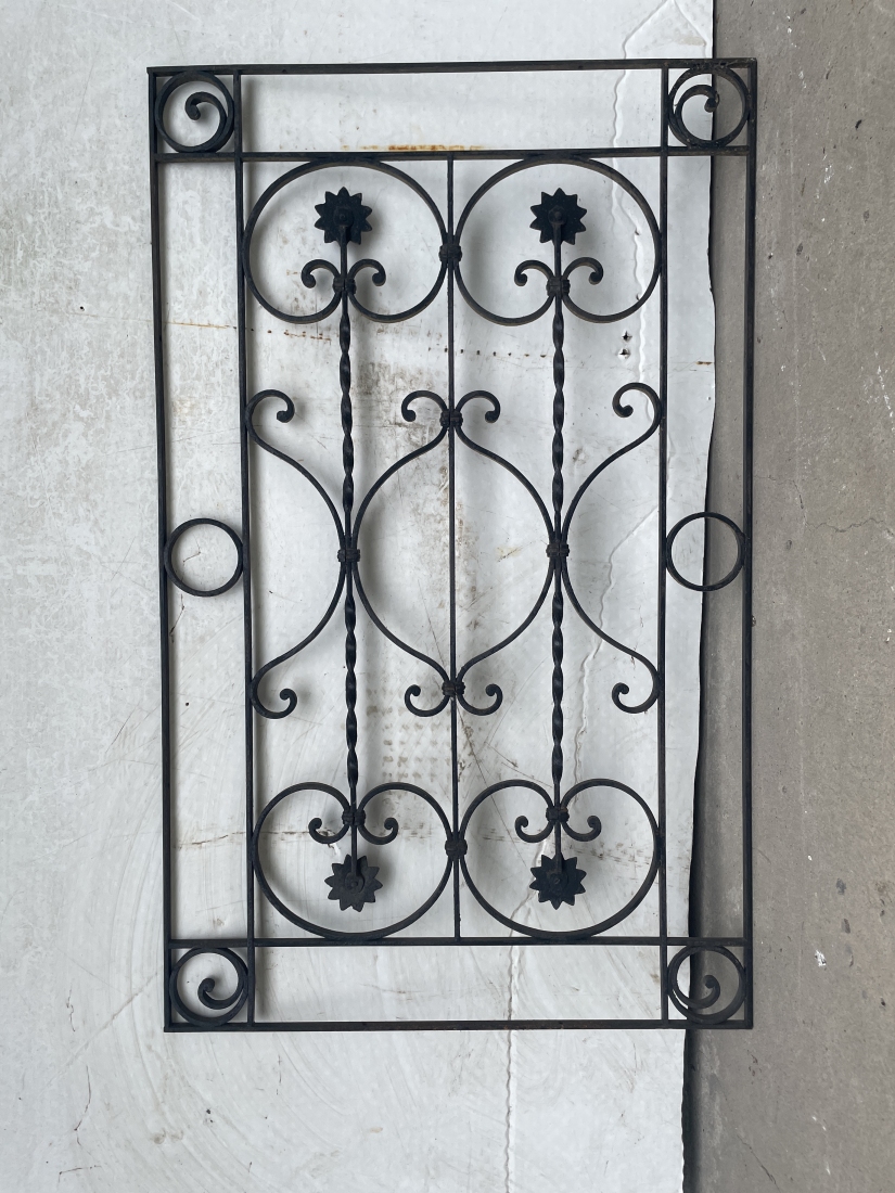 Elemento di decoro in metallo