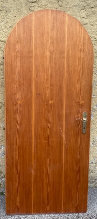 Porta in legno a tutto sesto