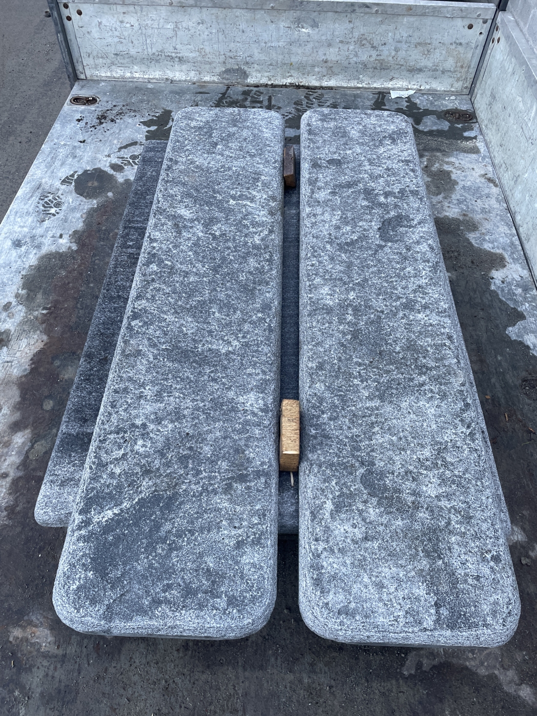 Tavolo e panchine in granito