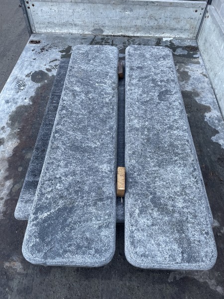 Tavolo e panchine in granito