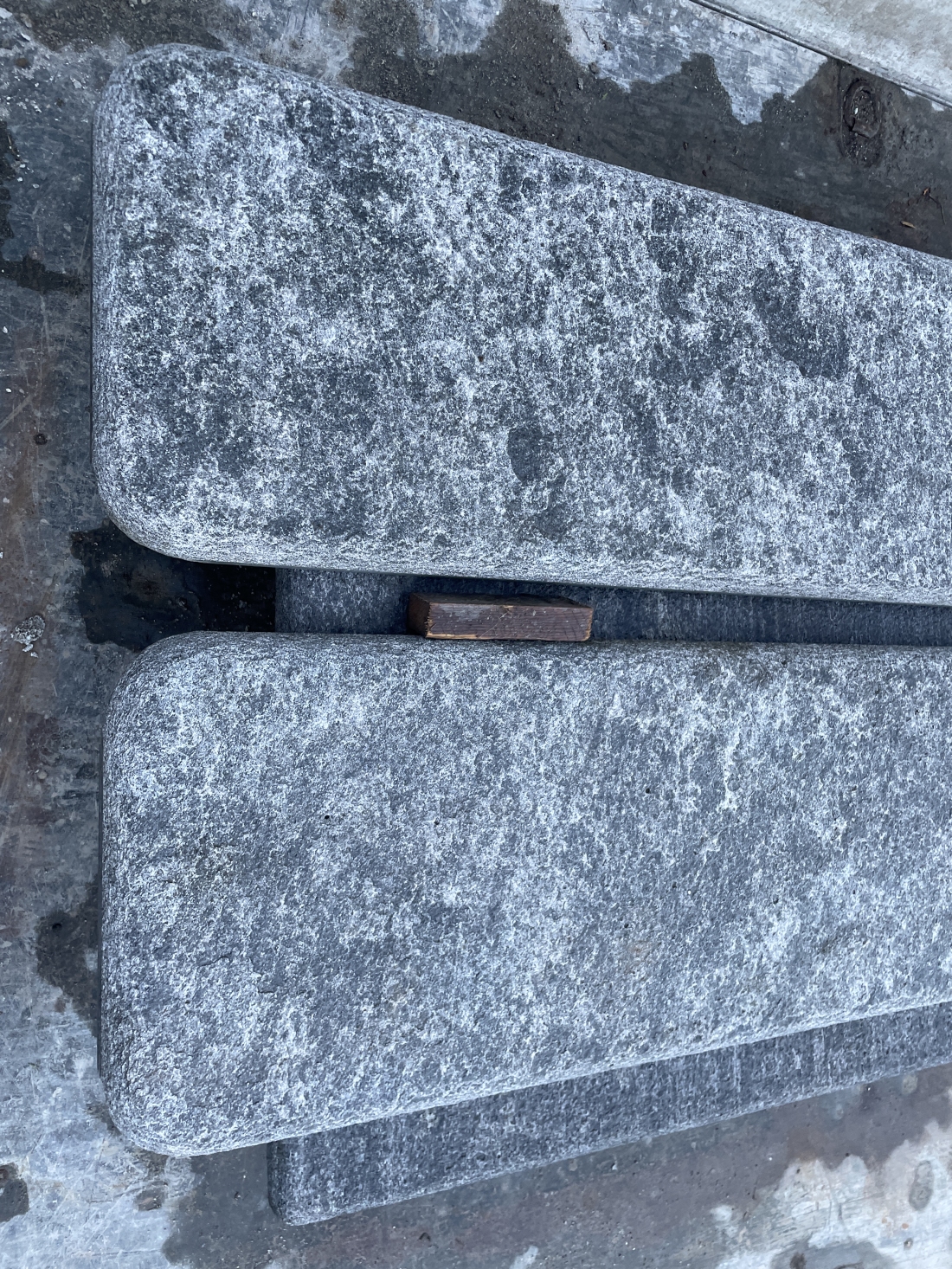 Tavolo e panchine in granito