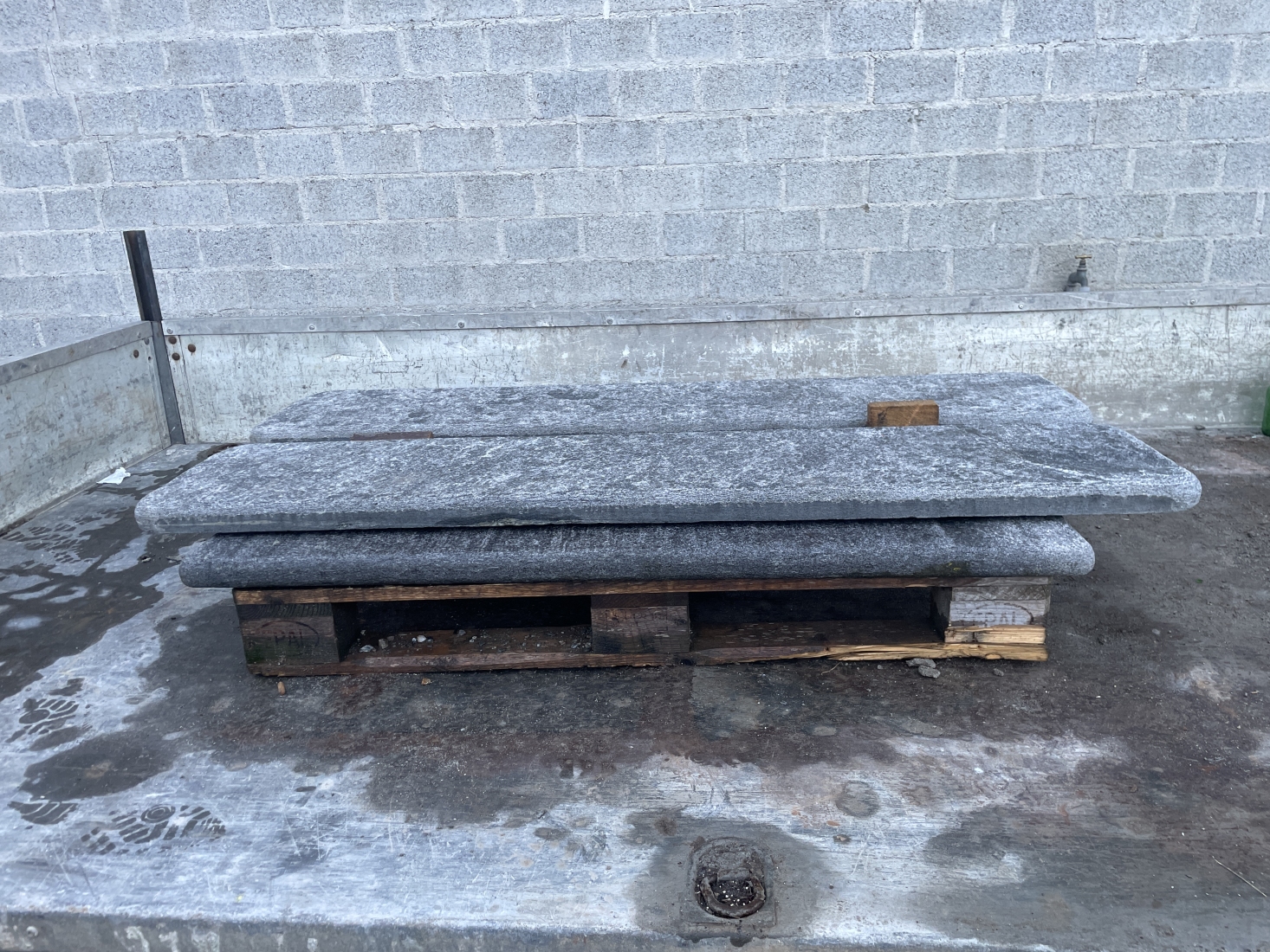Tavolo e panchine in granito