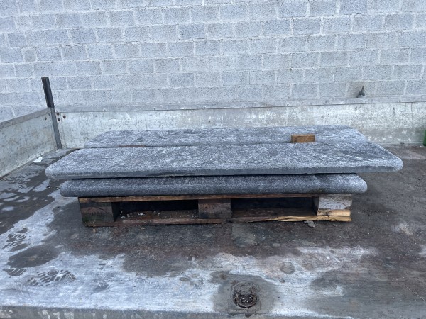 Tavolo e panchine in granito