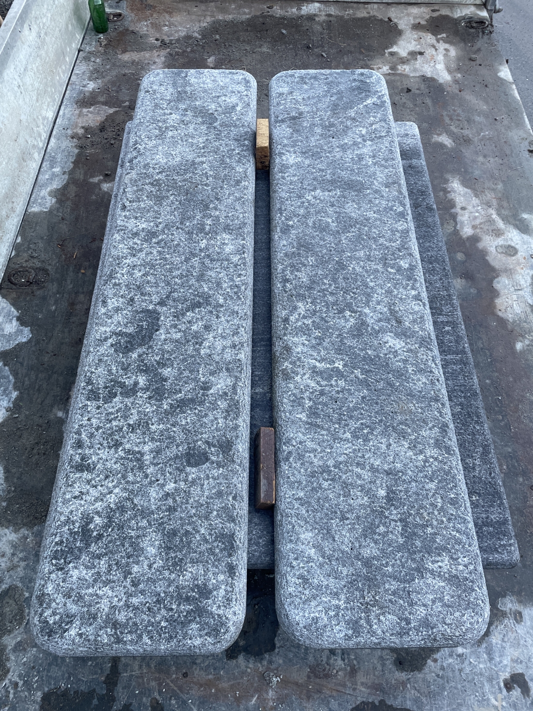 Tavolo e panchine in granito