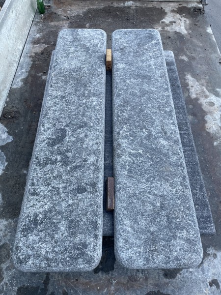 Tavolo e panchine in granito